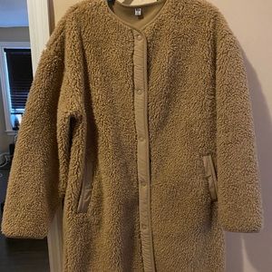 Uniqlo medium tan teddy coat ! runs large